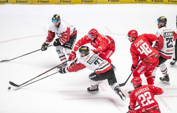 Hokej extraliga, Sparta Praha vs. Třinec, o puk se přetahují Vladimír Sobotka (Sparta) a Martin Marinčin (Třinec)