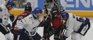 Hokej extraliga, přetahovaná o kotouč v zápase Kladno vs. Sparta Praha