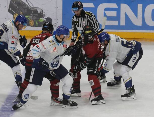 Hokej extraliga, přetahovaná o kotouč v zápase Kladno vs. Sparta Praha