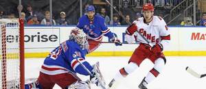 Český útočník Caroliny Hurricanes Martin Nečas v zápase NHL proti New Yorku Rangers.