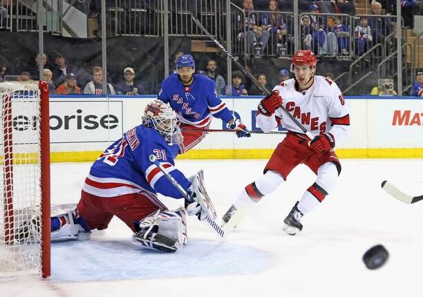 Český útočník Caroliny Hurricanes Martin Nečas v zápase NHL proti New Yorku Rangers.