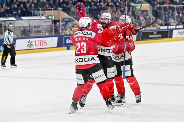 Hokej Spengler Cup, hokejisté Pardubic se radují po vstřelení gólu, fotka z roku 2023