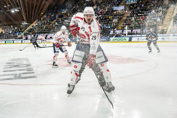 Hokej, Spengler Cup 2024, Miloš Kelemen v úvodním zápase Dynama. Dnes Pardubice vyzve Kärpät Oulu