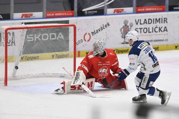 Hokej extraliga, Kometa vs. Olomouc, Adam Zbořil (Kometa) proměňuje trestné střílení proti Matěji Machovskému (Olomouc)