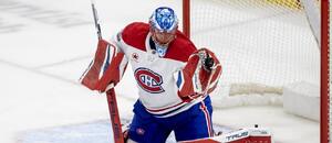 Český hokejový brankář Jakub Dobeš při premiéře v NHL za Montreal Canadiens.