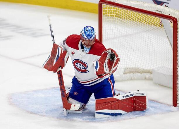 Český hokejový brankář Jakub Dobeš při premiéře v NHL za Montreal Canadiens.