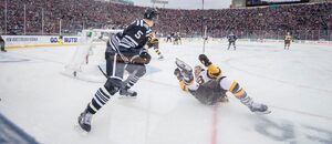 NHL Winter Classic 2024, Connor Murphy z Chicaga Blackhawks právě udělil hit jednomu z hráčů Bostonu, fotka z roku 2019 