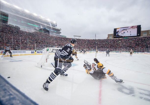 NHL Winter Classic 2024, Connor Murphy z Chicaga Blackhawks právě udělil hit jednomu z hráčů Bostonu, fotka z roku 2019