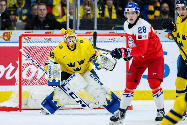 MS hokej U20, Česko vs. Švédsko, Eduard Šalé cloní švédskému brankáři ve výhledu, fotka ze semifinále 2024