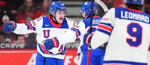 Cole Eiserman a Zeev Buium slaví gól USA na MS v hokeji juniorů 2025