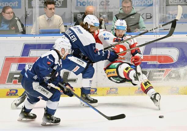 Hokej Tipsport extraliga, zápas Kometa vs. Pardubice, puku se zmocňuje Adam Zbořil z Komety