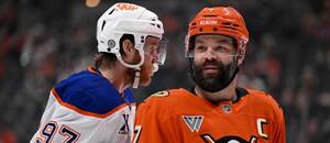 Radko Gudas v zápase s Edmontonem vedle Connora McDavida