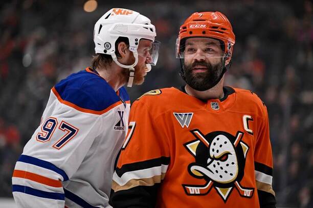 Radko Gudas v zápase s Edmontonem vedle Connora McDavida