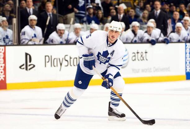 Český obránce Tomáš Kaberle v NHL za Toronto Maple Leafs.