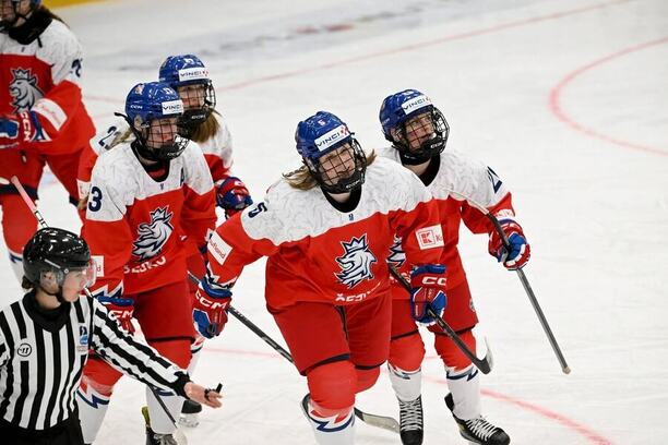 Hráčky české ženské reprezentace U18 ve čtvrtfinále proti Finsku na MSJ žen do 18 let 2025