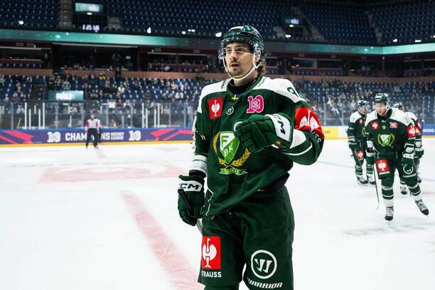 David Tomášek slaví gól do sítě Třince v rámci Hokejové ligy mistrů