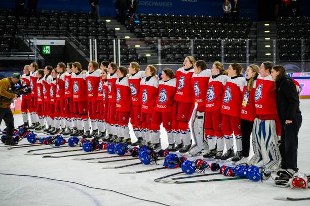 Hráčky české reprezentace U18 zpívají hymnu po vítězství ve čtvrtfinále nad Švédskem