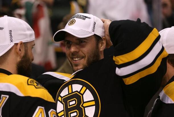 David Krejčí s čepicí pro vítěze Východní konference 2013 po postupu do finále Stanley Cupu NHL