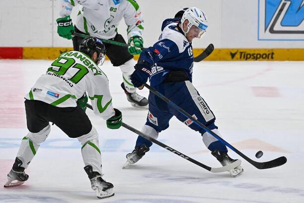 Hokej Tipsport extraliga, Kometa Brno vs. Mladá Boleslav, puku se zmocňuje Adam Zbořil (Kometa), stíhá jej