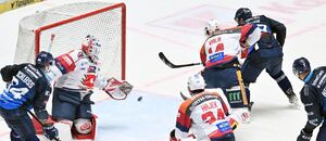 Hokej extraliga, Plzeň vs. Pardubice, útočník Plzně Dominik Simon překonává pardubického gólmana Romana Willa