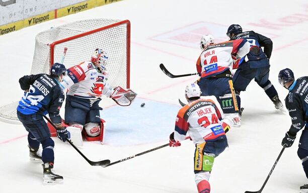 Hokej extraliga, Plzeň vs. Pardubice, útočník Plzně Dominik Simon překonává pardubického gólmana Romana Willa