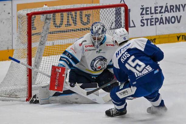 27. kolo hokejové extraligy: Jakub Kos z Brna střílí na libereckého gólmana Petra Kváču.