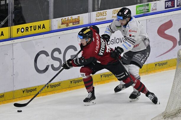 Hokej extraliga, Karlovy Vary vs. Sparta Praha, na kotouči Michal Vitouch (Sparta), brání jej David Moravec (Karlovy Vary)