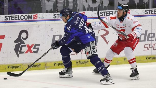 Hokej extraliga, Olomouc vs. Vítkovice, na puku vítkovický bek Stuart Percy, stíhá jej olomoucký forvard Jakub Doktor