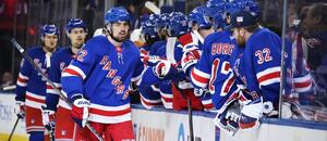 NHL 2025; Filip Chytil se raduje z gólu v dresu NY Rangers, další bude po přestupu střílet za Vancouver