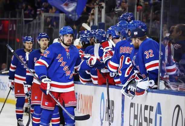 NHL 2025; Filip Chytil se raduje z gólu v dresu NY Rangers, další bude po přestupu střílet za Vancouver