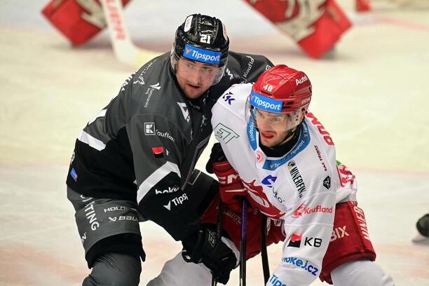 Jiří Černoch (Energie) a Miloš Roman (Oceláři) v zápase české extraligy 2024/25, Třinec a Karlovy Vary hrají i dnes