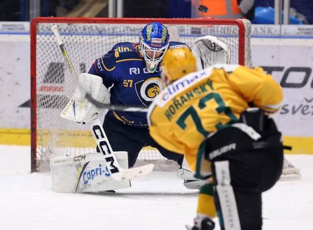 Hokej Maxa Liga, Vsetín vs. Zlín, Adam Hořanský (Vsetín) střílí na Daniela Hufa (Zlín)