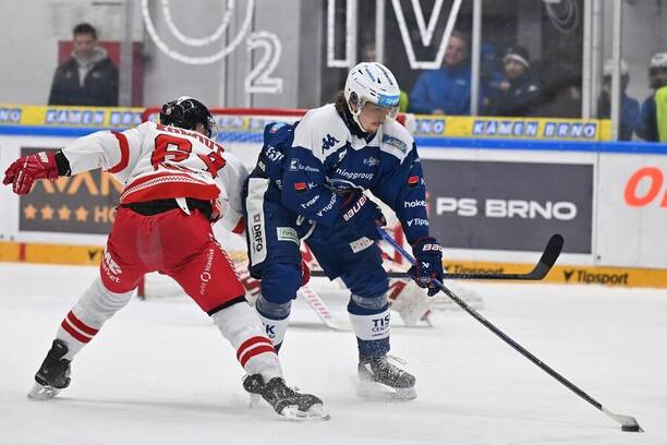 Hokej extraliga, Olomouc vs. Kometa Brno, na puku Kristián Pospíšil z Komety, braní jej Martin Kohout z Olomouce