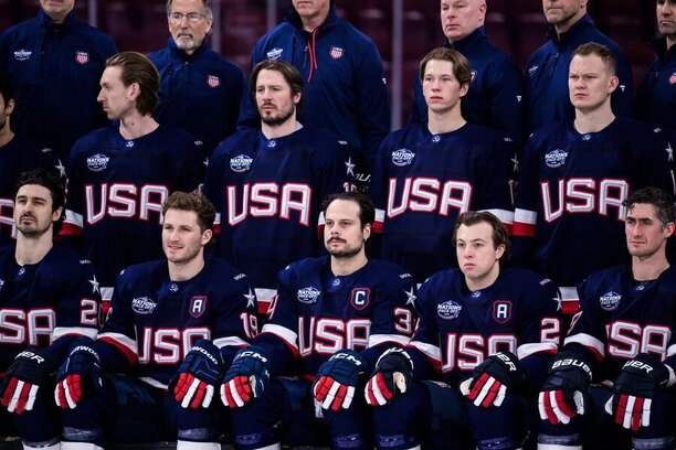 Reprezentace USA při týmovém focení před turnajem NHL 4 Nations Face-Off 2025.