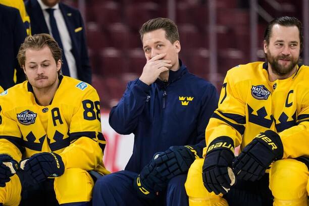 Švédové William Nylander (vlevo) a Victor Hedman (vpravo) při focení před startem 4 Nations Face-Off, mezi nimi trenér Švédska Sam Hallam