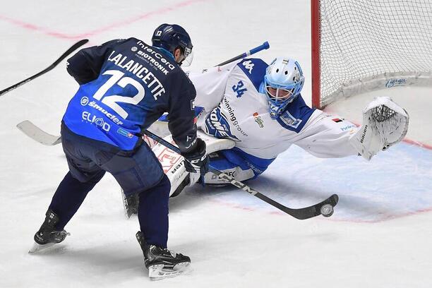 32. kolo hokejové extraligy 2024/25: Plzeňský útočník Christophe Lalancette v šanci proti brankáři Komety Michalu Postavovi