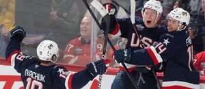 Matthew Tkachuk (vlevo) přijíždí k radujícímu se bratru Bradymu a Brocku Faberovi při utkání USA vs. Finsko na NHL 4 Nations.