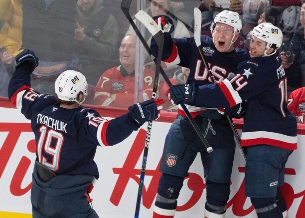 Matthew Tkachuk (vlevo) přijíždí k radujícímu se bratru Bradymu a Brocku Faberovi při utkání USA vs. Finsko na NHL 4 Nations.