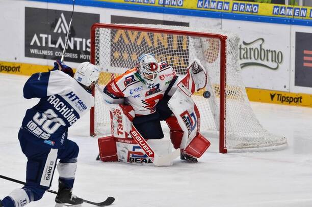 Hokej ELH, Pardubice vs. Kometa, Tomáš Rachůnek (Kometa) střílí na Romana Willa (Pardubice)