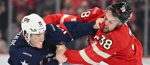 Bitka mezi Matthewem Tkachukem a Brandonem Hagelem v zápase USA vs. Kanada na turnaji NHL 4 Nations Face-Off.