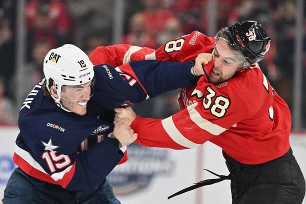 Bitka mezi Matthewem Tkachukem a Brandonem Hagelem v zápase USA vs. Kanada na turnaji NHL 4 Nations Face-Off.