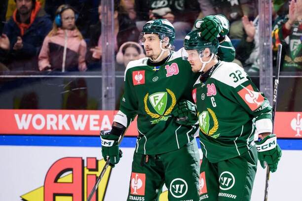 David Tomášek a Magnus Nygren slaví gól v semifinále Ligy mistrů v hokeji, dnes Färjestad hraje finále CHL proti Curychu