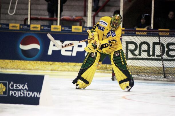 Pětinásobný výherce trofeje Nejlepší brankář ELH Roman Čechmánek v dresu Vsetína, fotka z roku 2000