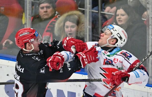 Dávid Mudrák (Mountfield HK) a Daniel Herčík (Dynamo) v lednovém derby, Pardubice a Hradec Králové se v extralize střetnou i dnes