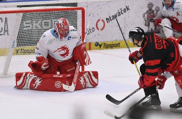 Brankář Marek Mazanec čelí střele Jakuba Orsavy, Třinec a Olomouc se utkají i v dnešním 49. kole hokejové extraligy 2024/2025