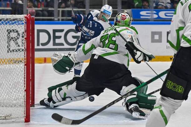 Hokej extraliga, Mladá Boleslav vs. Kometa Brno, Jakub Flek z Komety dává gól, na jeho střelu nestačí brankář Bruslařů Dominik Furch