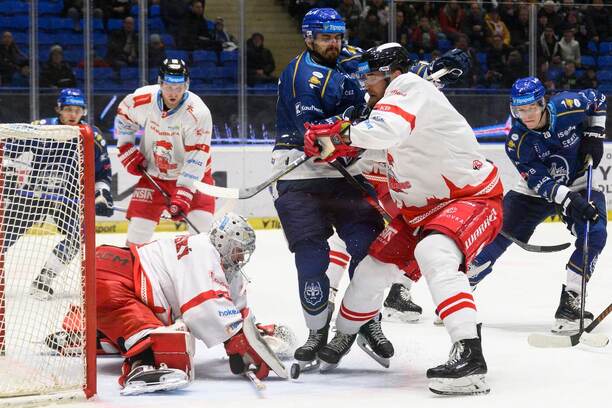 Hokej extraliga, Olomouc vs. Kladno, závar před olomouckým brankářem Matějem Machovským