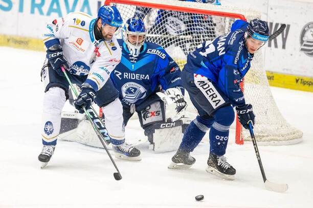 Zápas 38. kola hokejové extraligy: Souboj před brankou o puk. Zleva kladenský útočník Radek Smoleňák, brankář Vítkovic Lukáš Pařík a ostravský forvard Chad Yetman