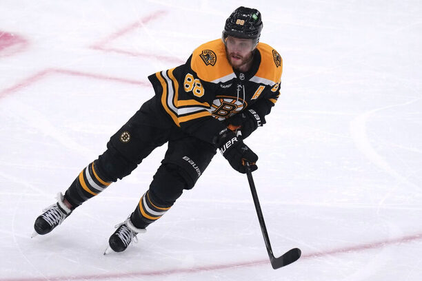 Útočník Bostonu Bruins David Pastrňák je českým rekordmanem NHL.