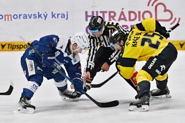 Hokejisté Adam Zbořil a David Kaše v zápase Kometa Brno - Litvínov, který uvidíme i v dnešním 51. kole extraligy